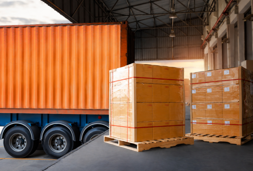 Carga de pallets en muelle de almacén para exportación desde China